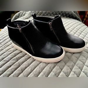 Time and Tru zipper booties - black - size 7W